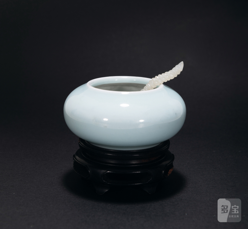 清雍正 粉青釉水盂（配清代玉勺、木座）